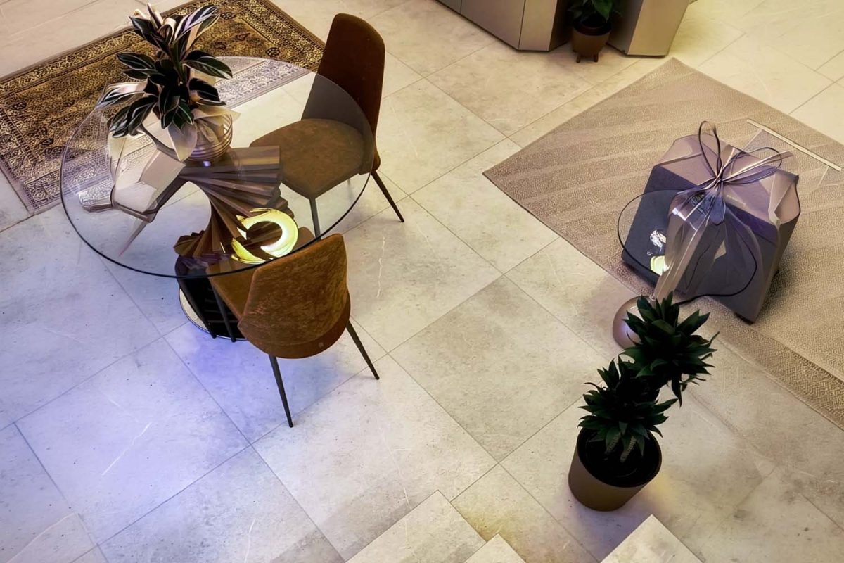 Colore Pantone 2026 Cloud Dancer: come abbinarlo a pavimenti e arredo bagno